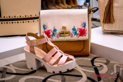 Sand�lia Crysalis e bolsa Rafitthy